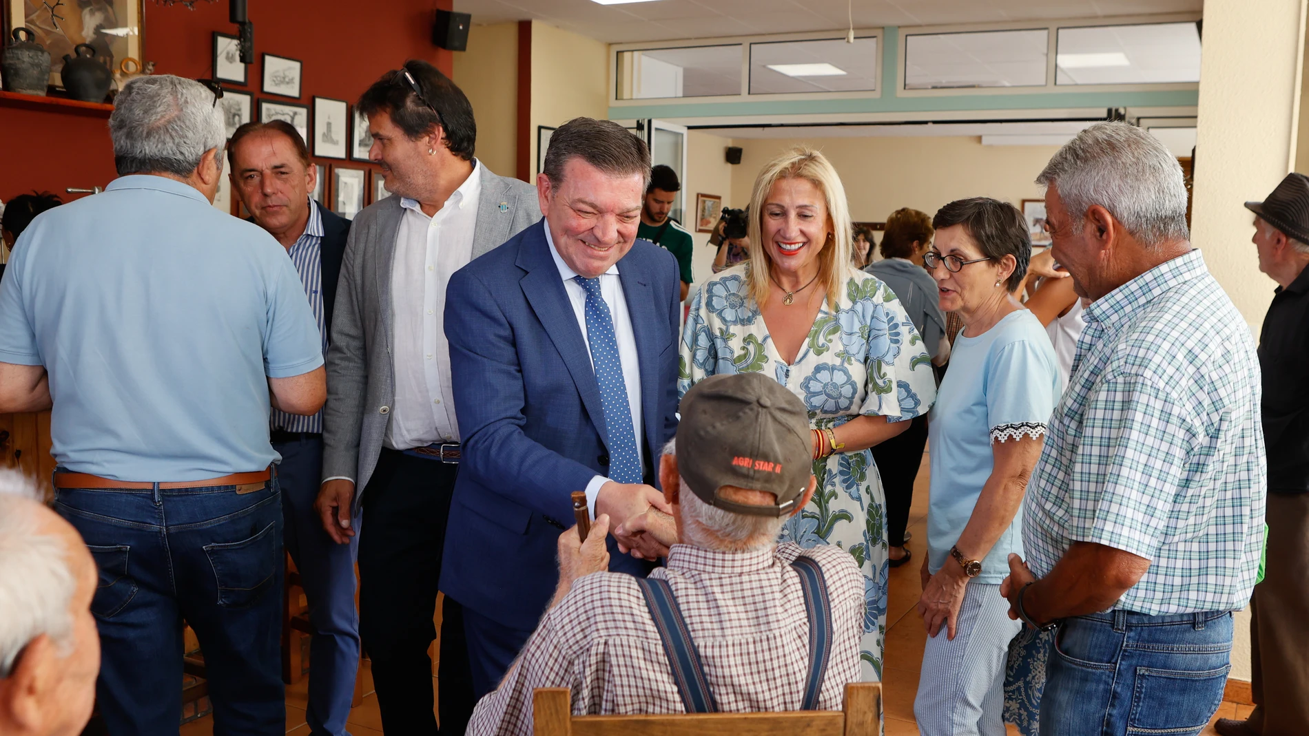 El consejero González Gago visita el centro de ocio de la localidad soriana de Cubo de la Solana