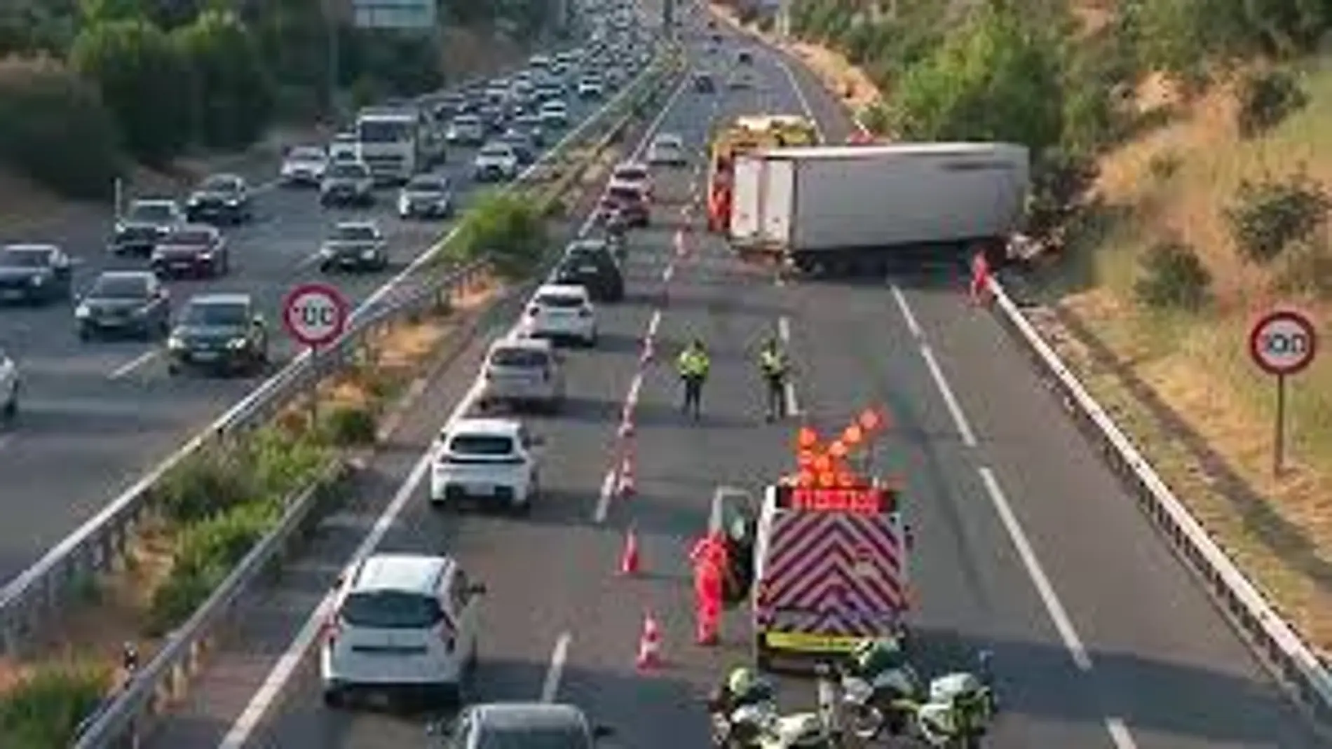 El accidente de un camión en la M-503 provoca 5 kilómetros de atascos a la altura de Majadahonda