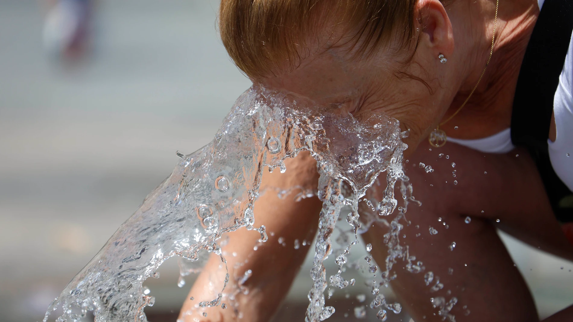 GRAFAND9966. CÓRDOBA, 09/07/2025.-Una mujer se refresca en una de las fuentes del centro, este miércoles cuando se mantiene el aviso amarillo en Córdoba, donde se alcanzarán los 40 grados. Según los datos de la Agencia Estatal de Meteorología (Aemet) sitúan al valle del Guadalquivir, entre las provincias de Jaén y Córdoba, como la zona más calurosa del país puesto que no hay precedentes de que una comarca haya recibido durante 31 días consecutivos (en concreto desde el pasado 7 de junio) avis...