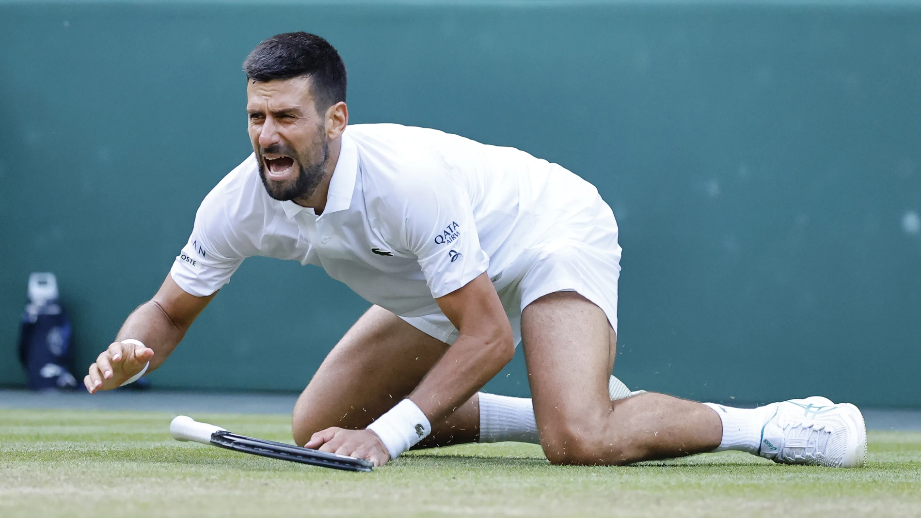Wimbledon (United Kingdom), 09/07/2025.- Novak Djokovic of Serbia falls to the ground during his Men's Singles quarter-finals match against Flavio Cobolli of Italy at the Wimbledon Championships, Wimbledon, Britain, 09 July 2025. (Tenis, Italia, Reino Unido) EFE/EPA/TOLGA AKMEN EDITORIAL USE ONLY