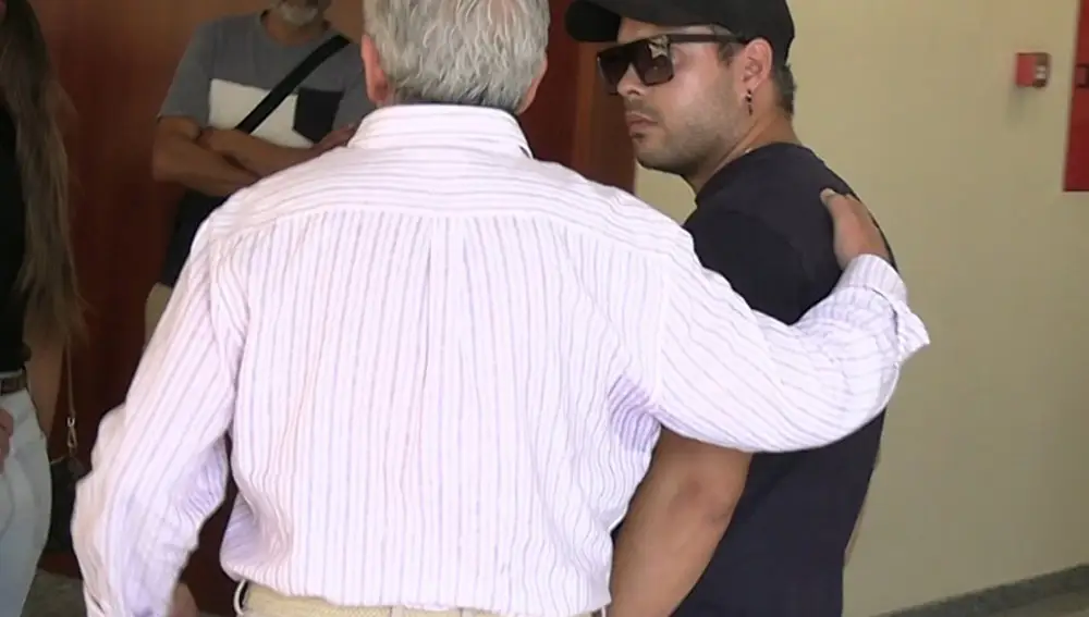 José Fernando da su último adiós a Michu arropado por Gloria Camila y Rocío Flores