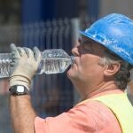 El protocolo incluye adaptar la jornada laboral, medidas contra la deshidratación, uso de vestimenta adecuada y trabajos a la sombra