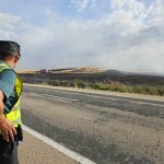 Un agente de la Guardia Civil vigila uno de los incendios