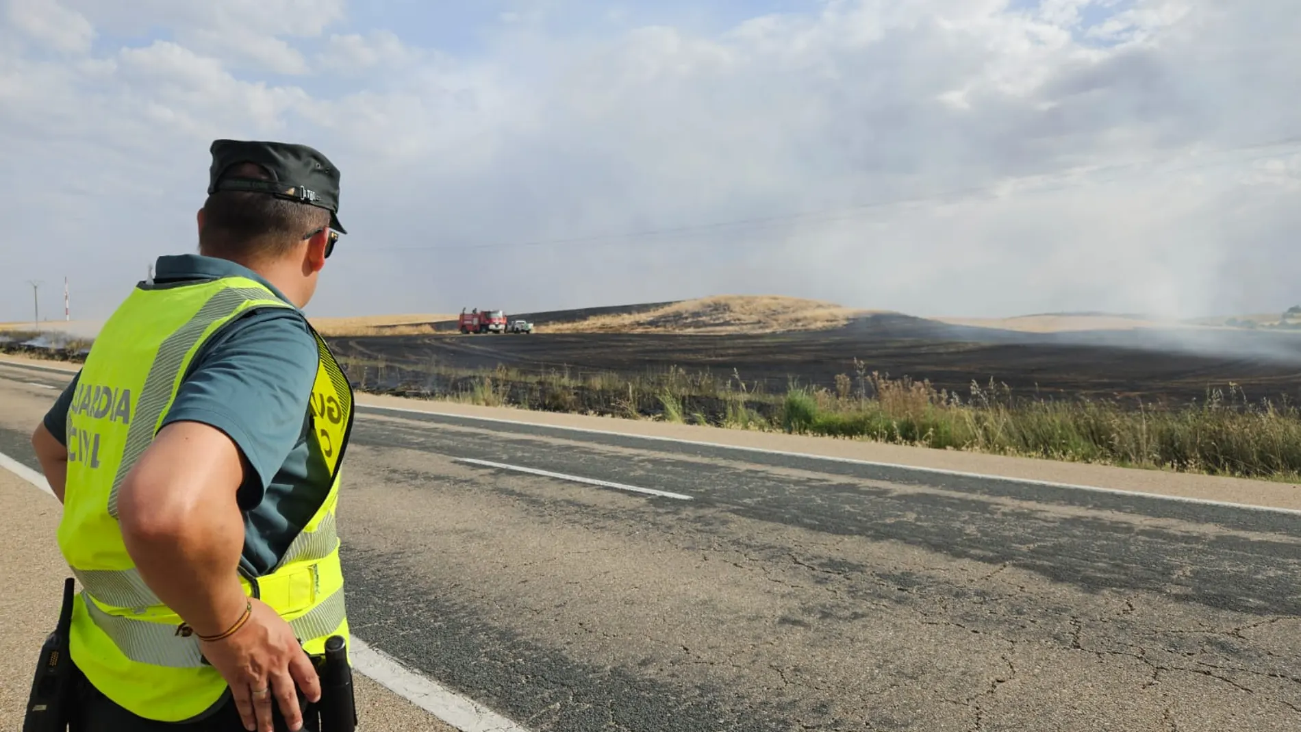 Un agente de la Guardia Civil vigila uno de los incendios