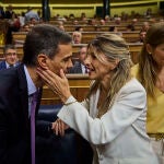 La complicidad entre Pedro Sánchez y Yolanda Díaz tras la pérdida de su padre: la emoción de Díaz y el homenaje desde la Tribuna