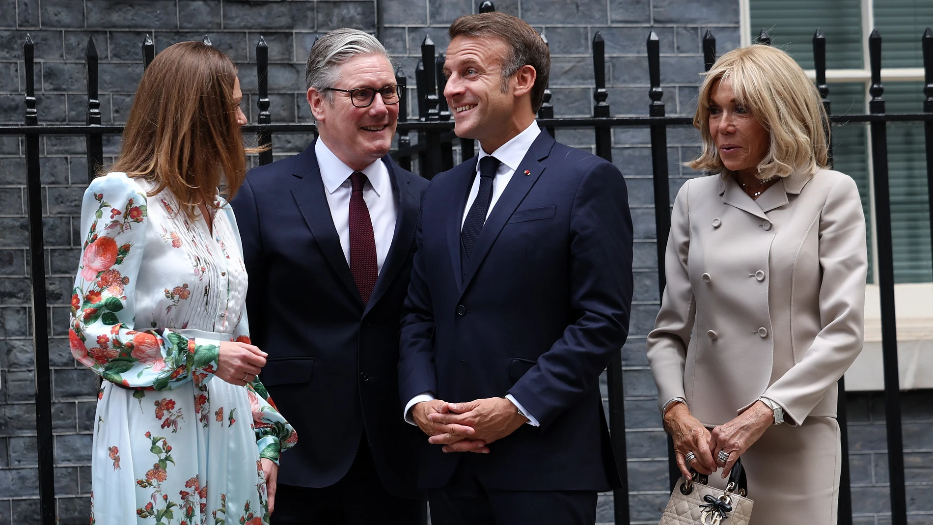 LONDON (United Kingdom), 09/07/2025.- (L-R) Victoria Starmer and British Prime Minister Keir Starmer greet French President Emmanuel Macron and his wife Brigitte Macron outside 10 Dowing Street in London, Britain, 09 July 2025. French President Macron and his wife Brigitte are on a three-day state visit to Britain. (Francia, Reino Unido, Londres) EFE/EPA/ANDY RAIN / POOL