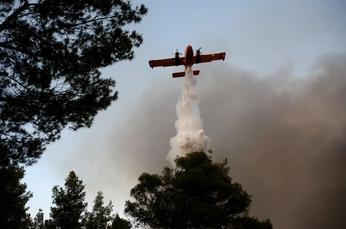 Wildfire in the region of Oropos forces evacuation of residents