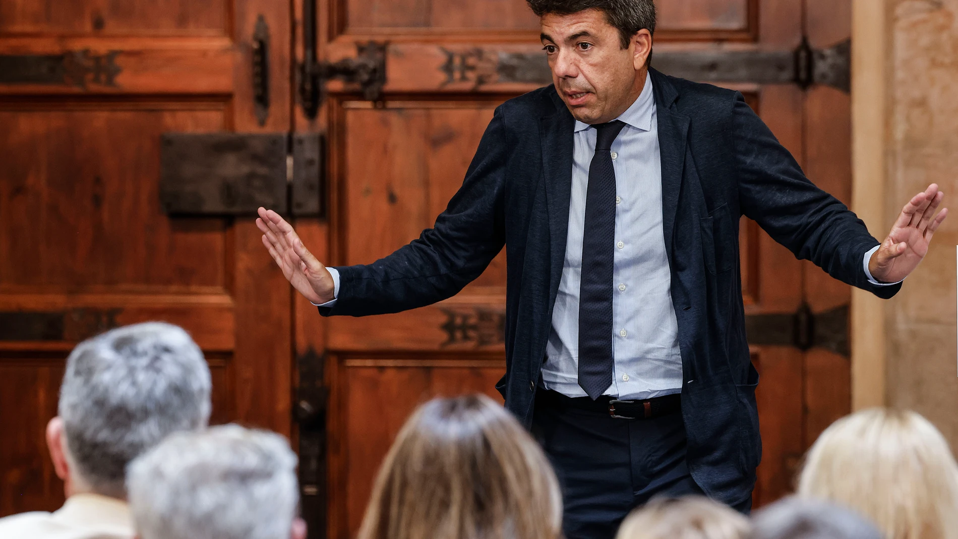 El president de la Generalitat, Carlos Mazón, durante la presentación de la nueva carpeta ciudadana del Plan Simplifica de la Generalitat, en el Palau de la Generalitat, a 9 de julio de 2025, en Valencia, Comunidad Valenciana (España). La nueva Carpeta Ciudadana es una herramienta digital renovada por la Generalitat Valenciana dentro del Plan Simplifica 2024-2026, cuyo objetivo es facilitar la relación entre la administración y la ciudadanía, reducir la burocracia y mejorar la transparencia y...