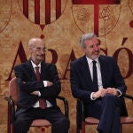 Jorge Azcón participa en el acto de entrega del retrato de Javier Lambán