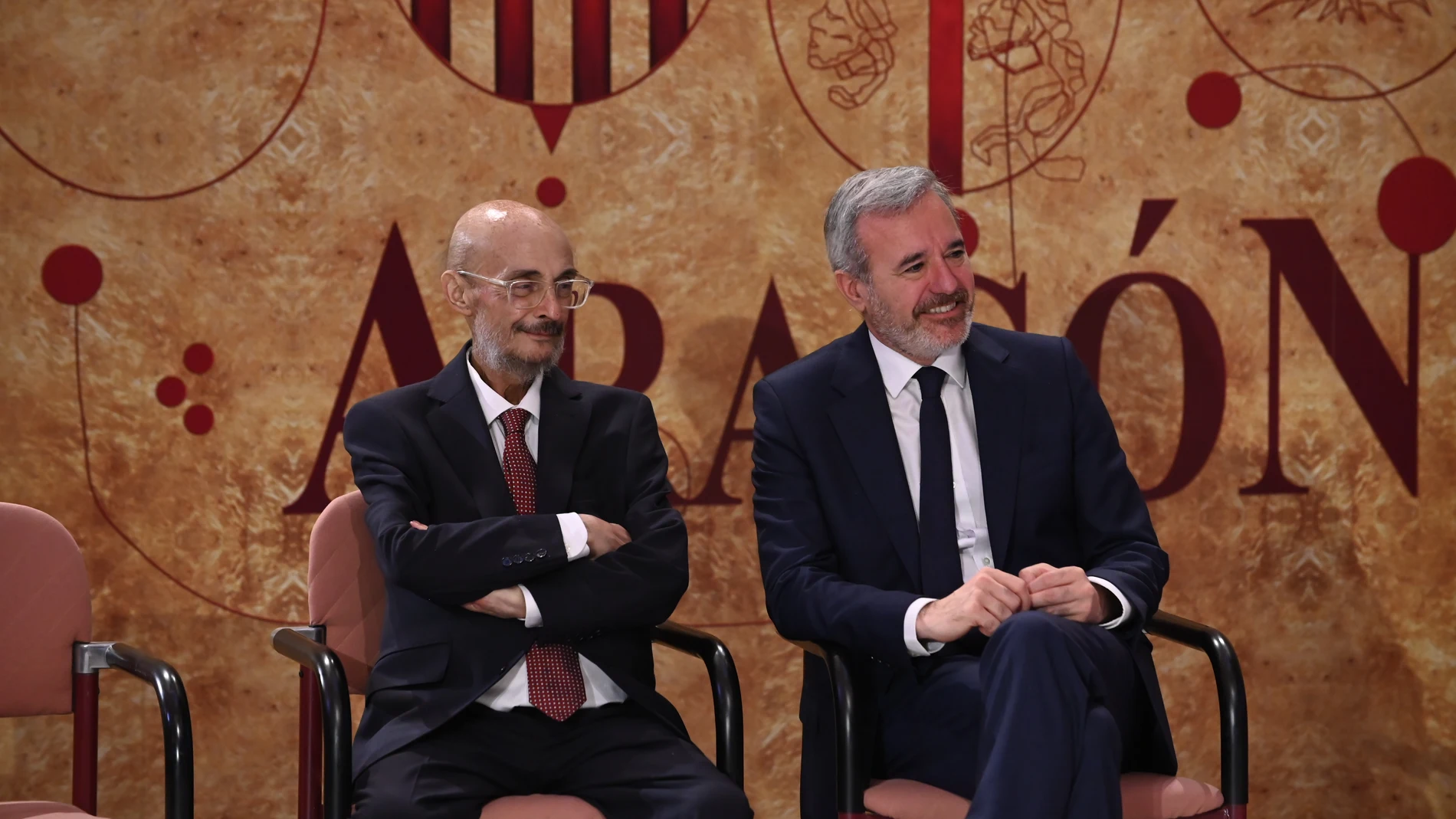 El expresidente de Aragón Javier Lambán (i) y el presidente del Gobierno de Aragón, Jorge Azcón (d), durante el acto de entrega del retrato de Javier Lambán, en la sala de la Corona del Edificio Pignatelli, a 10 de julio de 2025, en Zaragoza, Aragón (España). Javier Lambán fue presidente del Gobierno de Aragón entre 2015 y 2023 y presidió la Diputación de Zaragoza entre 1999 y 2011. 10 JULIO 2025;JORGE AZCÓN;RETRATO;LAMBAN Ramón Comet / Europa Press 10/07/2025