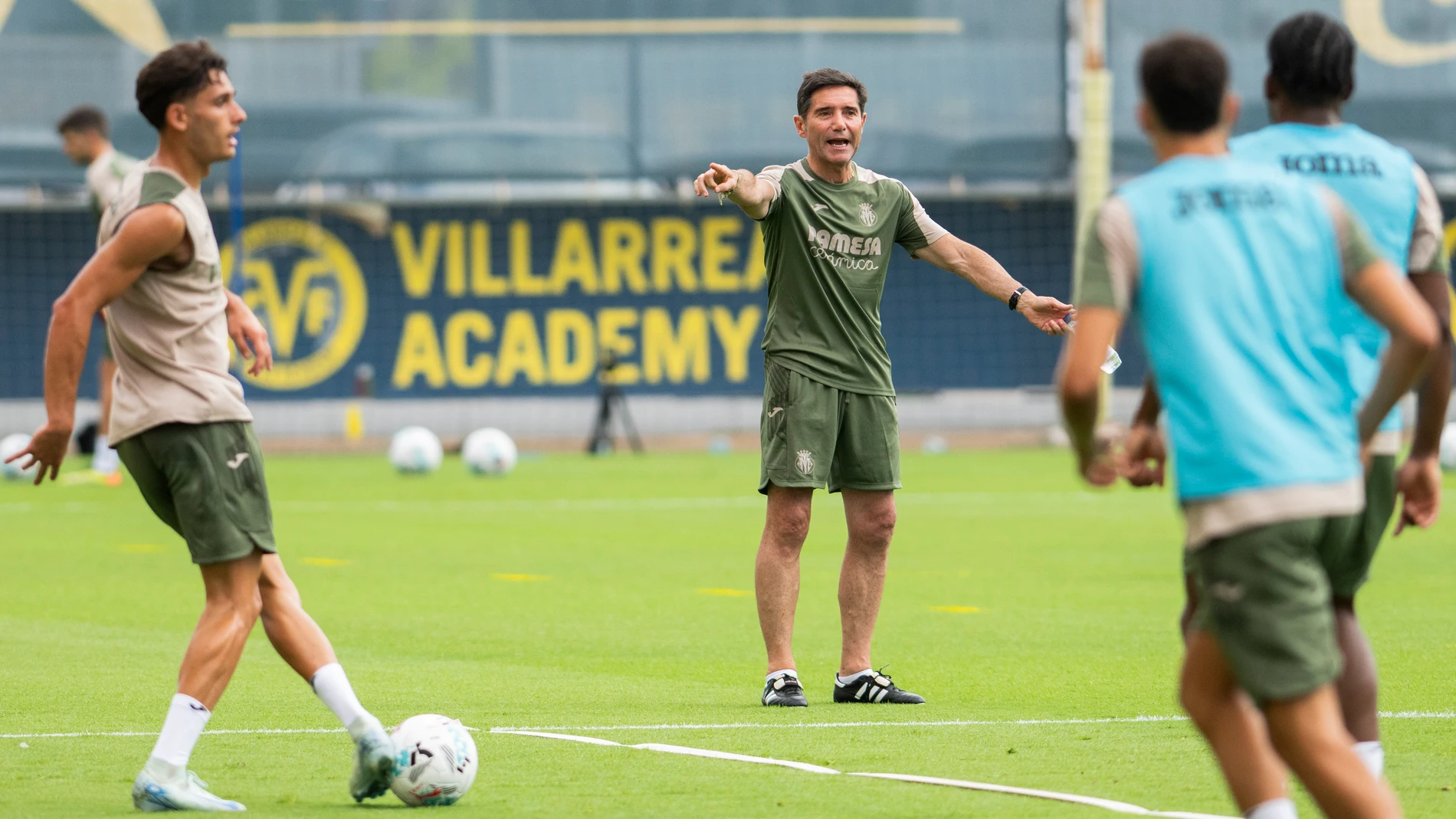 VILLARREAL (CASTELLÓN), 10/07/2025.- El entrenador del Villarreal CF, Marcelino García Toral, durante el primer entrenamiento de la temporada que la plantilla del equipo castellonense ha realizado hoy jueves en la Ciudad Deportiva Jose Manuel Llaneza. EFE / Andreu Esteban.