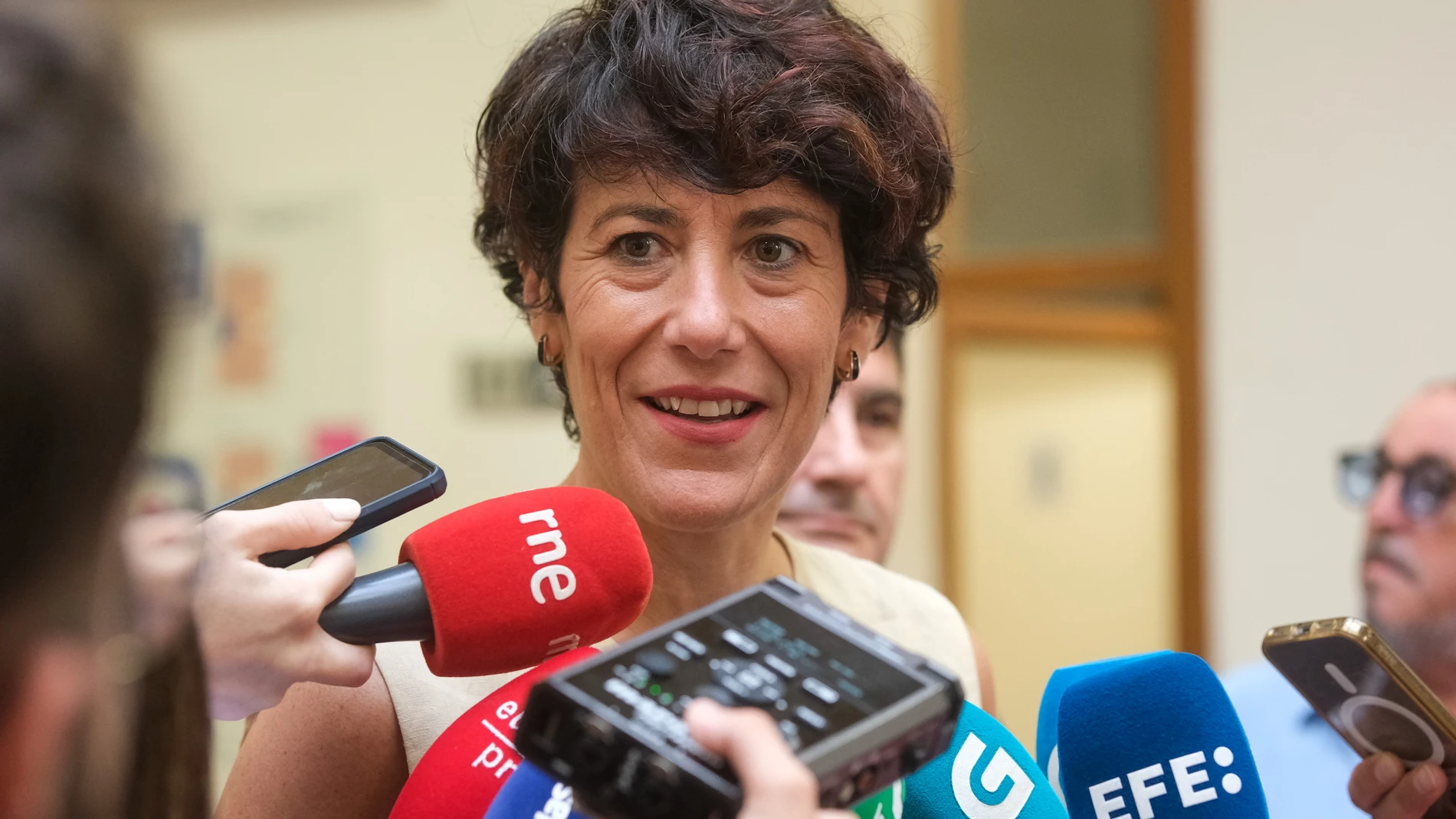 La ministra de Inclusión, Seguridad Social y Migraciones, Elma Saiz, mantiene un encuentro con los medios de comunicación, en la Facultad de Ciencias de la Educación de Santiago de Compostela, a 10 de julio de 2025, en Santiago de Compostela, A Coruña, Galicia (España). En el marco de la inauguración del Congreso Internacional sobre Migraciones y Refugio en Europa, donde Saiz impartirá la conferencia inaugural titulada: ‘La política migratoria de España en el concierto europeo’, la ministra h...