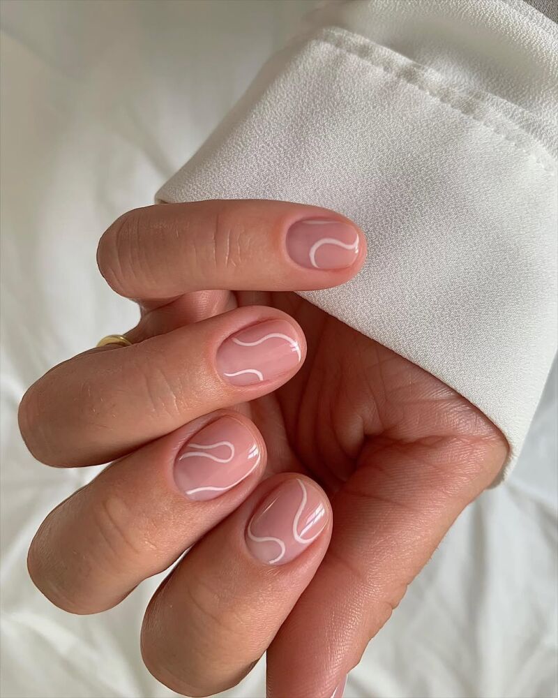 Uñas efecto glossy y lineas onduladas