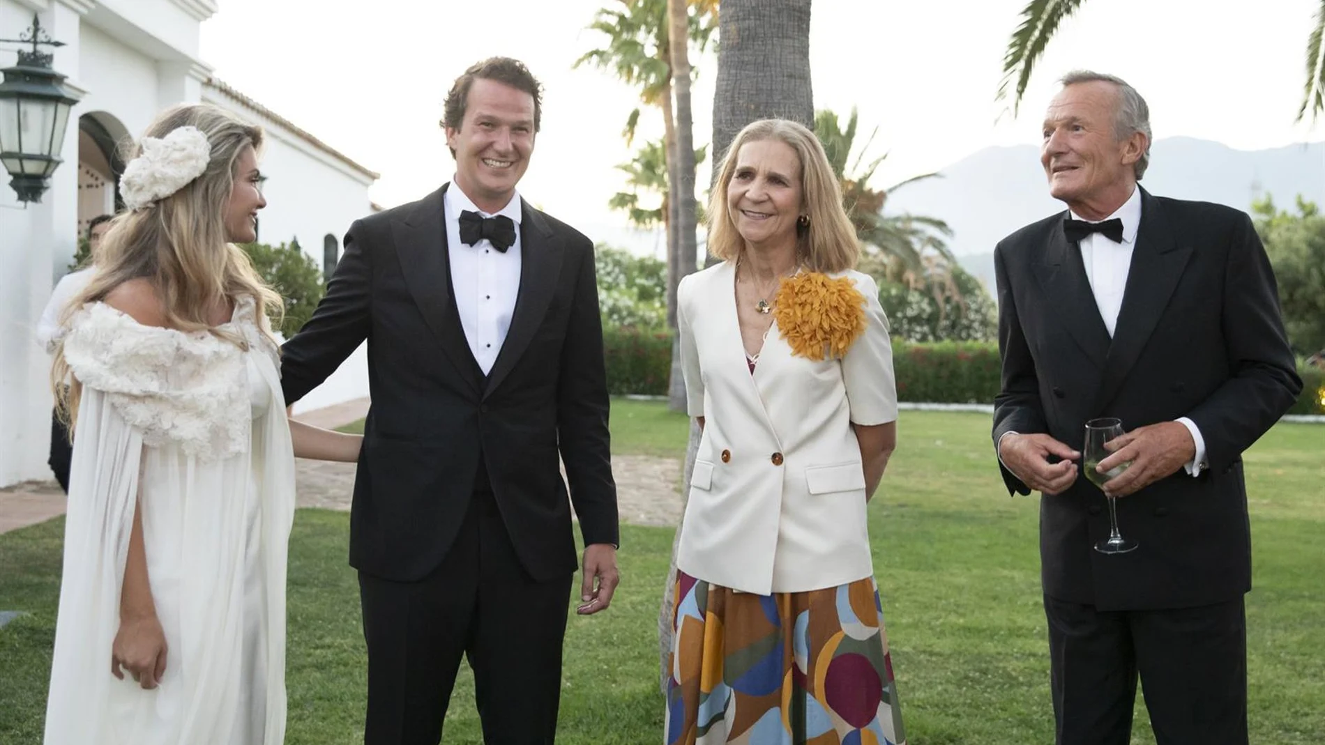 La Infanta Elena derrocha complicidad con Luis Astolfi Jr. y Cristina Serrano