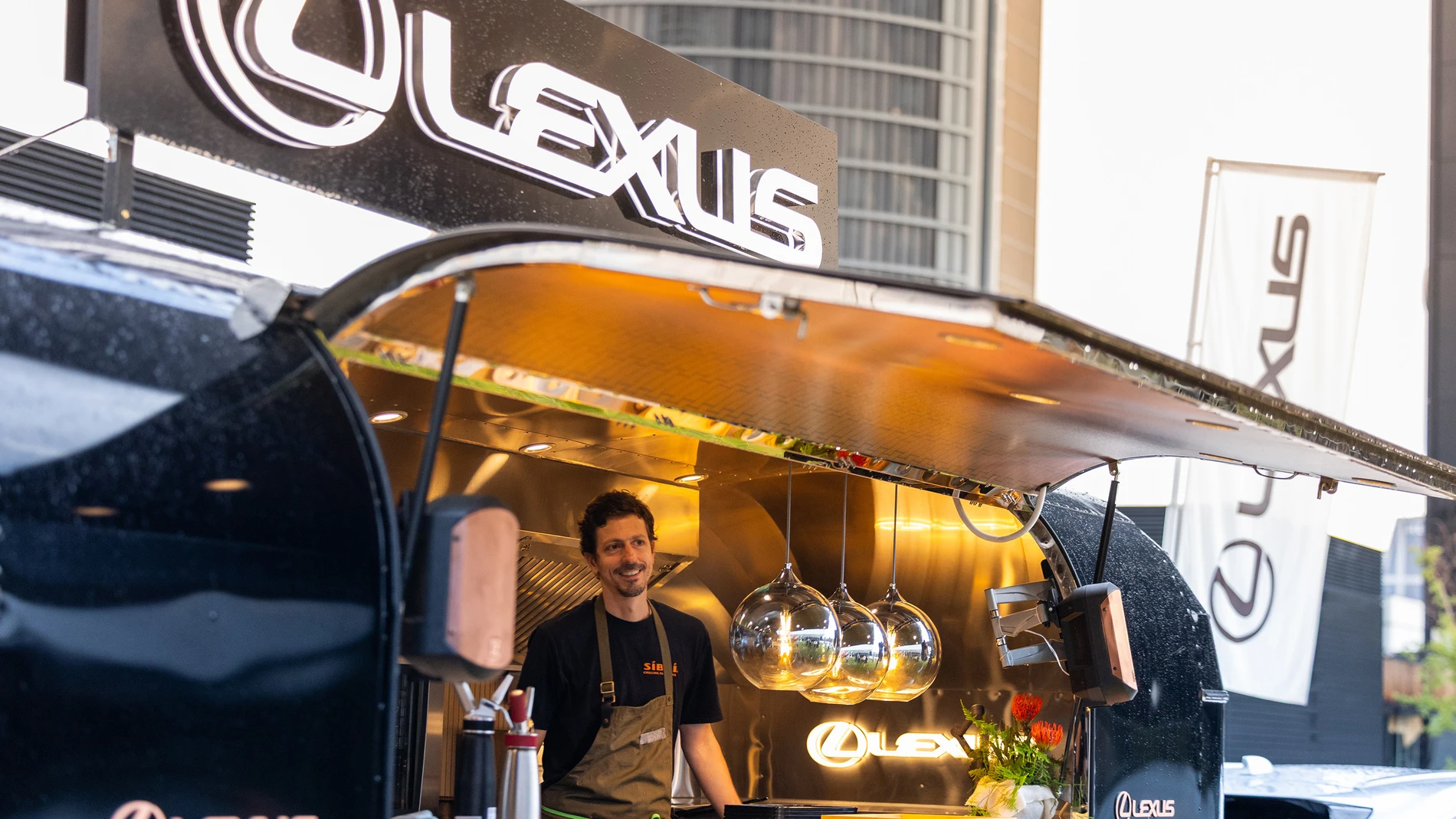 Lexus eleva el “omotenashi” con su food truck junto al chef de Tripea, Roberto Martínez