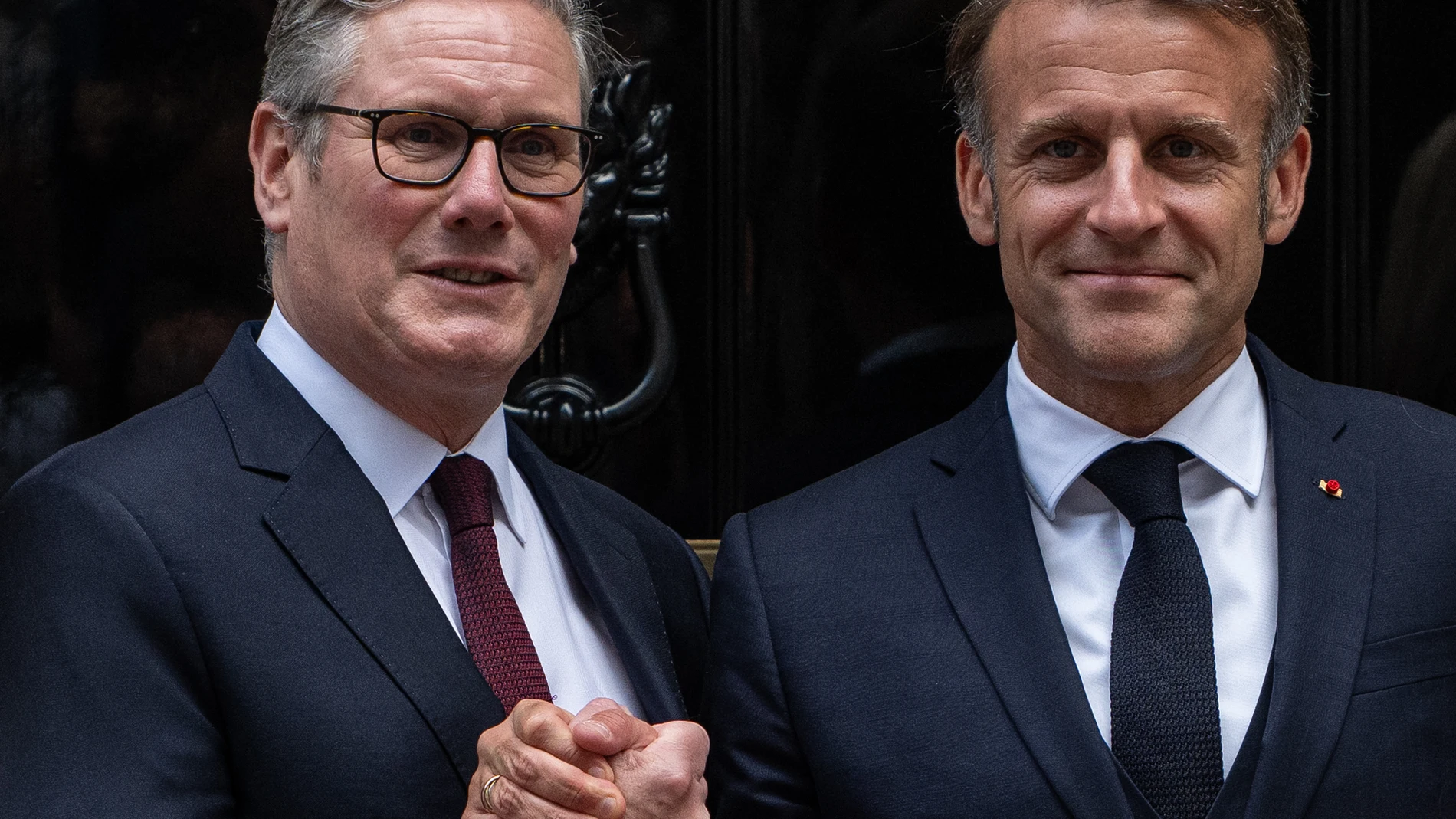 July 9, 2025, London, England, United Kingdom: Prime Minister SIR KEIR STARMER, accompanied by his wife Victoria, welcomes President EMMANUEL MACRON and First Lady BRIGITTE MACRON at the door of 10 Downing Street in London. Europa Press/Contacto/Thomas Krych 09/07/2025 ONLY FOR USE IN SPAIN