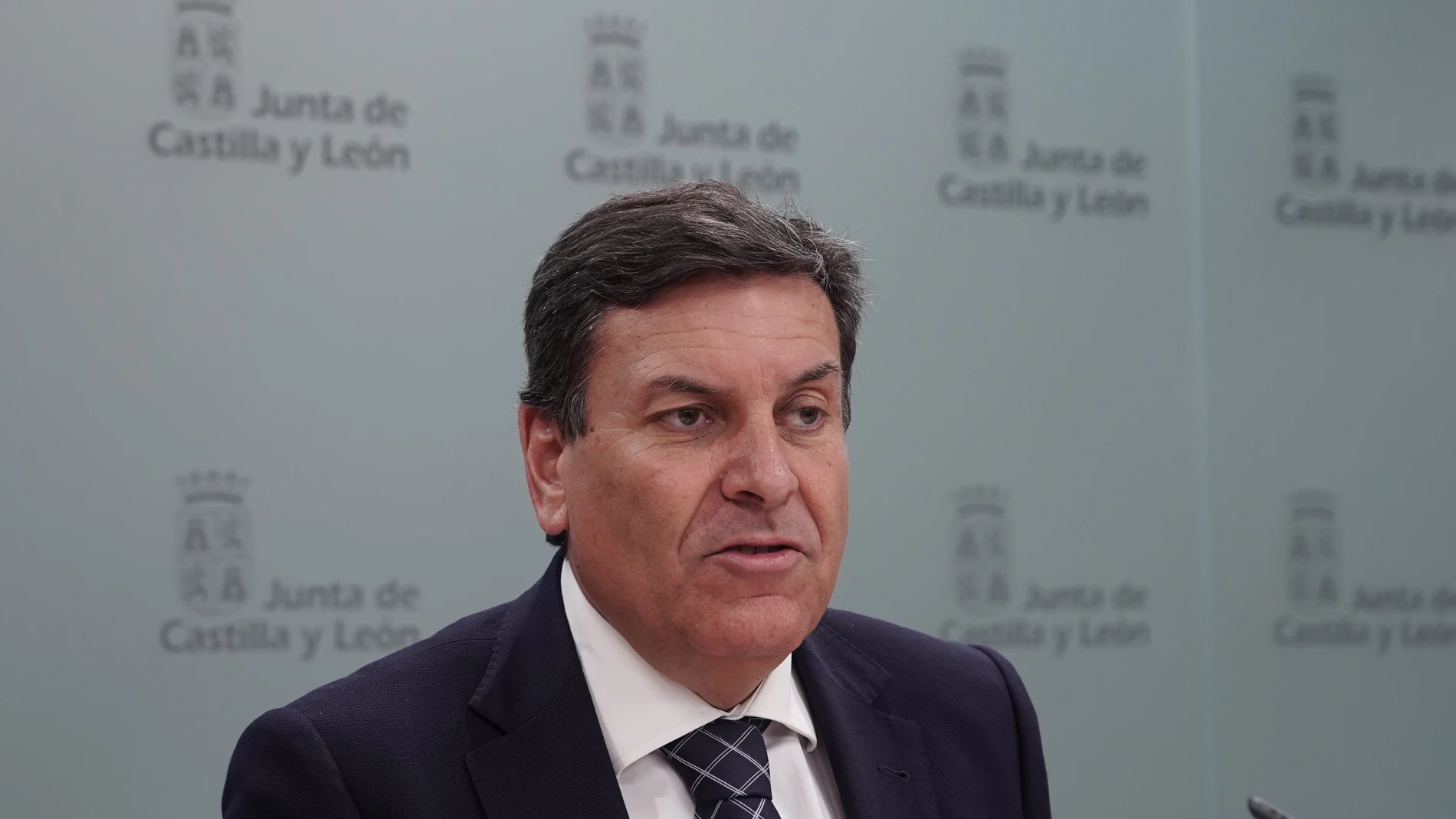 El consejero de Economía y Hacienda y portavoz, Carlos Fernández Carriedo, comparece en rueda de prensa posterior al Consejo de Gobierno