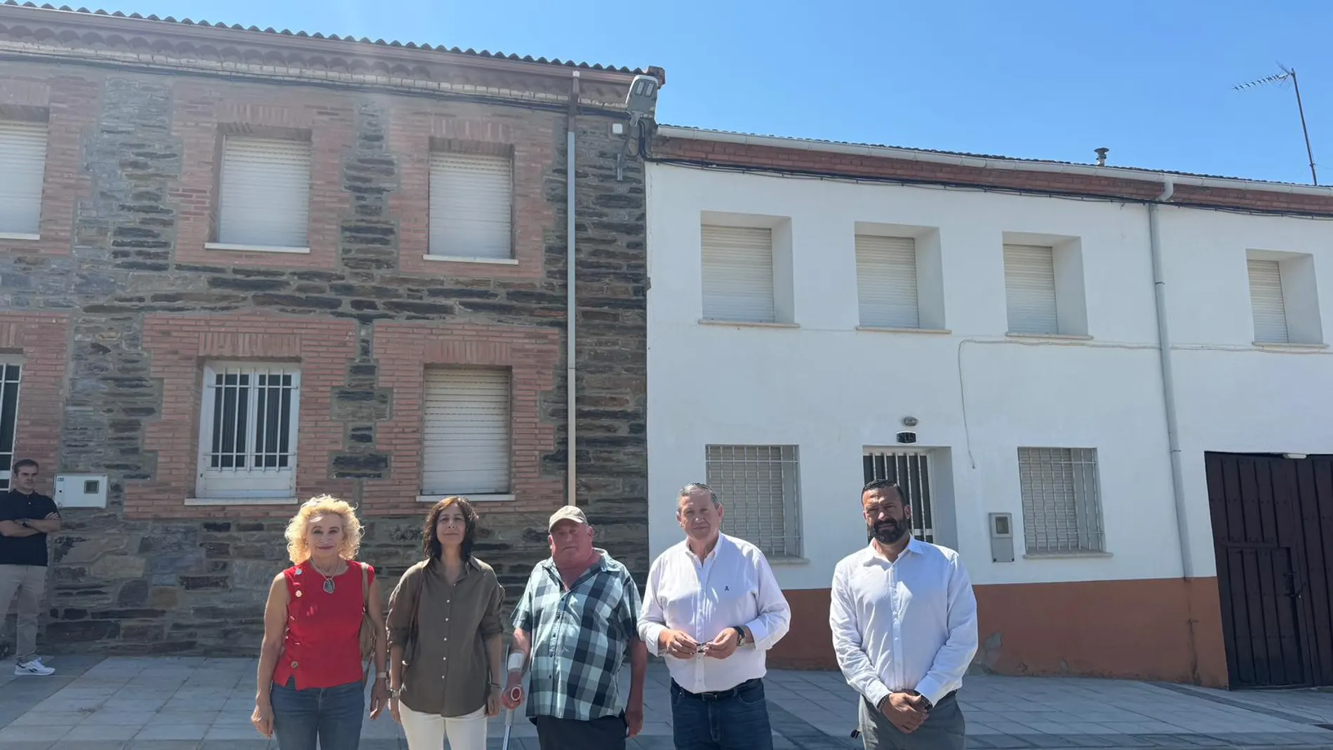 El presidente de la Diputación de Zamora, Javier Faúndez Domínguez, acompañado por el diputado de Obras Municipales, Manuel Martín Pérez, y la diputada provincial por Tábara y Tierra de Alba, Amaranta Ratón Fresno, ha visitado el municipio de Losacio con motivo de la recepción oficial de las obras de renovación del alumbrado público