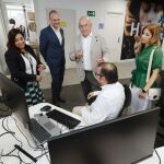El alcalde de Valladolid, Jesús Julio Carnero, ha visitado las oficinas de NTT DATA en la ciudad, donde ha conocido de primera mano algunos de los proyectos tecnológicos más innovadores que desarrolla la compañía desde su sede local