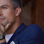 Un reloj analógico por fuera, con funciones inteligentes por dentro