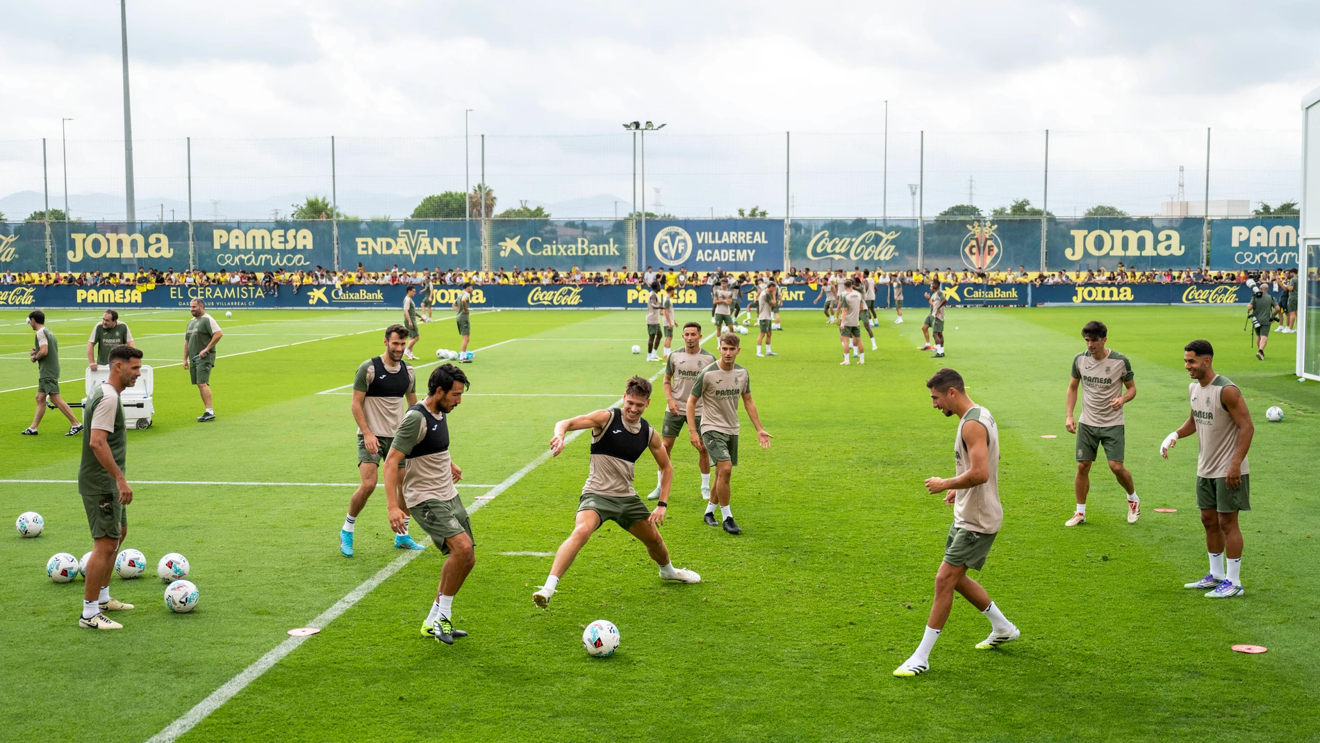VILLARREAL (CASTELLÓN), 10/07/2025.- Los jugadores del Villarreal durante el primer entrenamiento de la temporada que la plantilla del equipo castellonense ha realizado hoy jueves en la Ciudad Deportiva Jose Manuel Llaneza. EFE / Andreu Esteban.