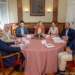 Los alcaldes de los siete municipios de la comarca durante la reunión