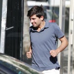 Juan Urquijo entrando al domicilio de José Luis Martínez-Almeida y su hermana Teresa