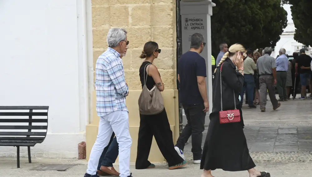 José Ortega Cano, Gloria Camila y Rocío Flores en el entierro de Michu