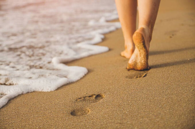 Los beneficios de caminar descalzo por la arena de la playa 