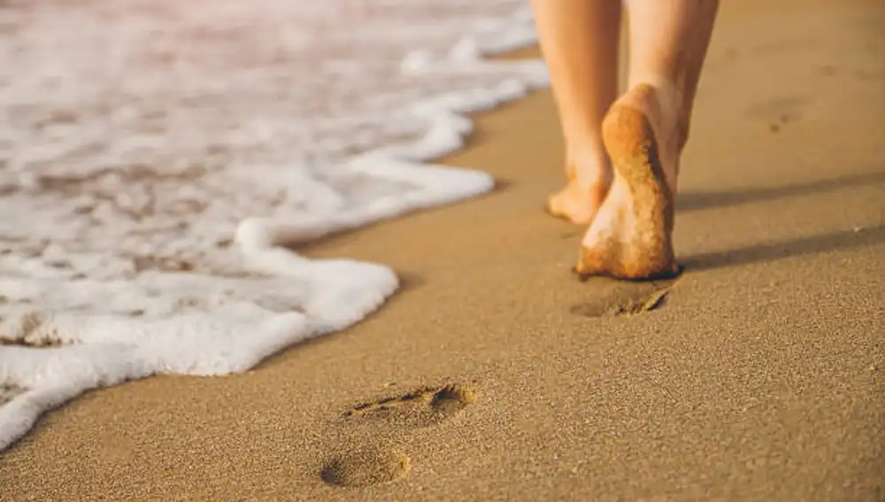 Los beneficios de caminar descalzo por la arena de la playa