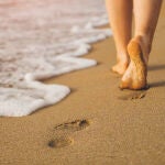 Los beneficios de caminar descalzo por la arena de la playa 