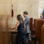 El presidente de la Junta, Juanma Moreno, abandona el Pleno del Parlamento andaluz