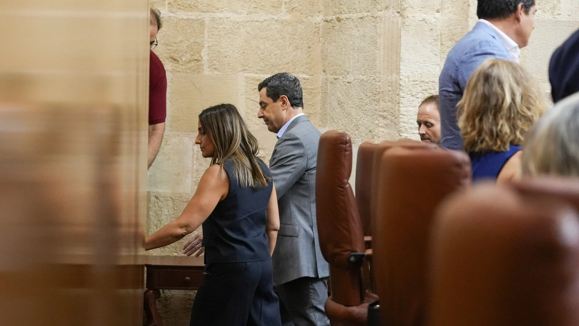 El presidente de la Junta, Juanma Moreno, abandona el Pleno del Parlamento andaluz