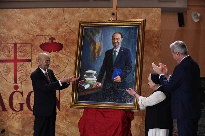 Jorge Azcón participa en el acto de entrega del retrato de Javier Lambán