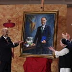 Jorge Azcón participa en el acto de entrega del retrato de Javier Lambán
