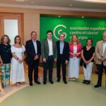 Foto de familia de Mañueco junto a Cristina Ayala, Ramón Reyes, Eduardo González y Artemio Domínguez, entre otros,en la inauguración de la nueva sede de la AECC en Burgos 