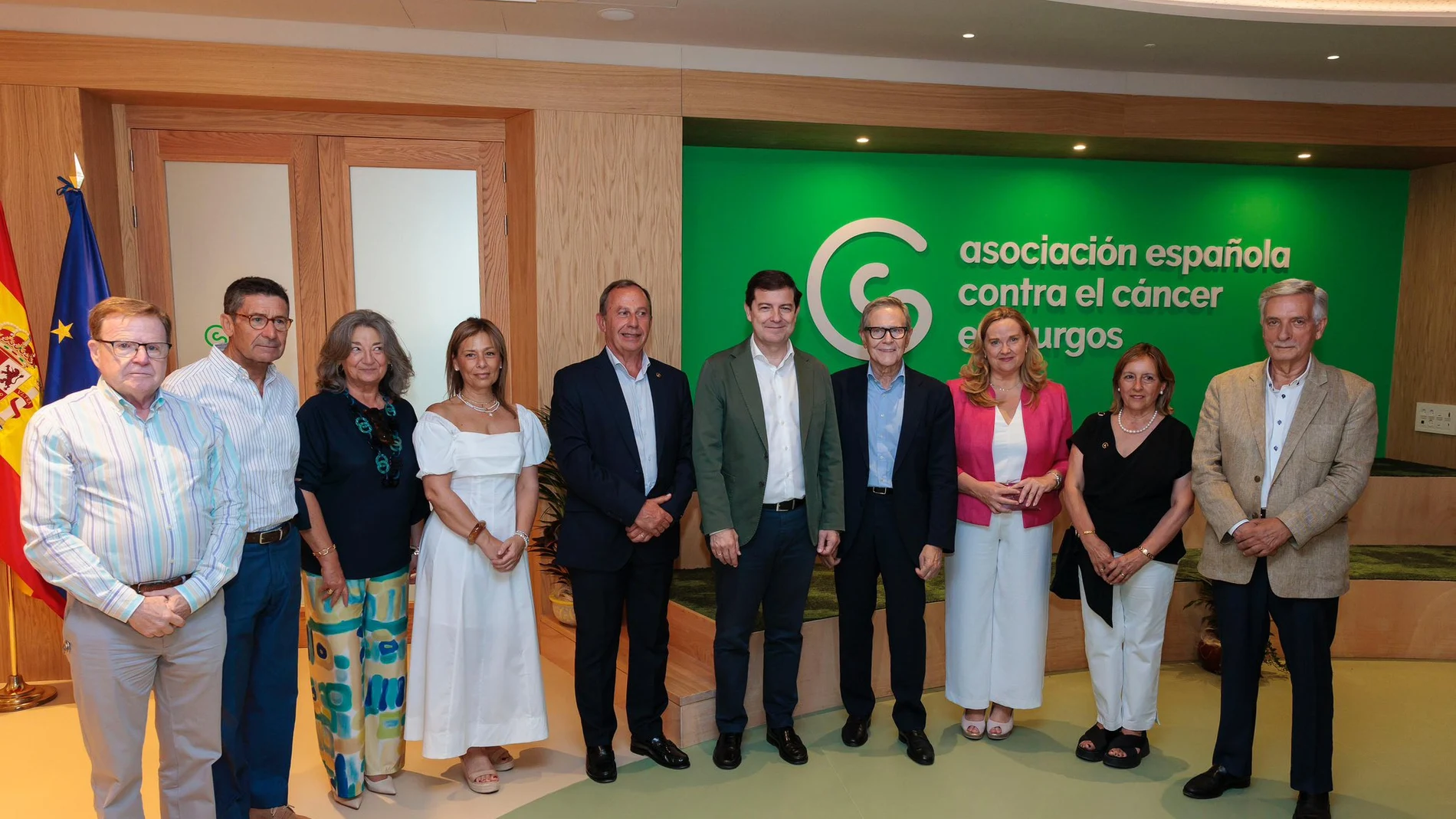 Foto de familia de Mañueco junto a Cristina Ayala, Ramón Reyes, Eduardo González y Artemio Domínguez, entre otros,en la inauguración de la nueva sede de la AECC en Burgos