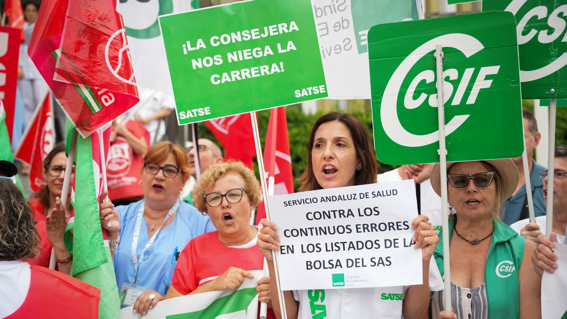 Numerosas personas se concentran para reclamar al SAS respeto al pacto de bolsa de empleo. A 10 de julio de 2025, en Sevilla (Andalucía, España). Los sindicatos CCOO, Satse, CSIF y UGT han convocado una concentración ante las puertas del Hospital Virgen Macarena para exigir al Servicio Andaluz de Salud (SAS) respeto al pacto de bolsa de empleo, que perjudica a miles de personas. 10 JULIO 2025 María José López / Europa Press 10/07/2025