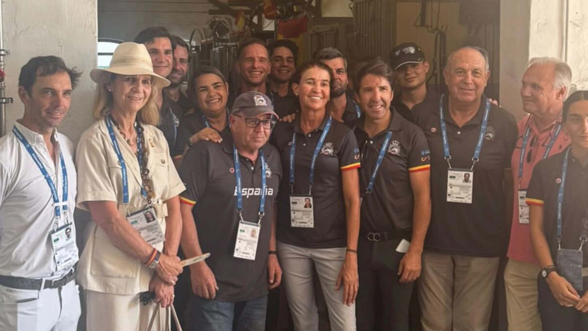 La Infanta Doña Elena, con los jinetes de Doma Clásica y Salto