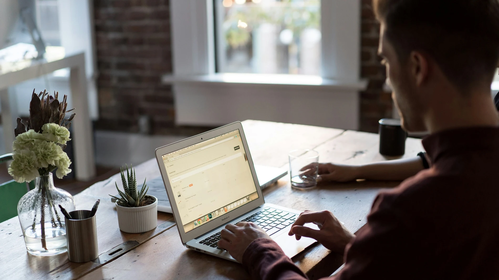Persona trabajando con un ordenador portátil REMITIDA / HANDOUT por UNSPLASH Fotografía remitida a medios de comunicación exclusivamente para ilustrar la noticia a la que hace referencia la imagen, y citando la procedencia de la imagen en la firma 10/07/2025