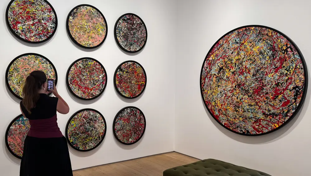 Ed Sheeran saca su lado más 'pollockiano' con una exposición de sus pinturas en Londres