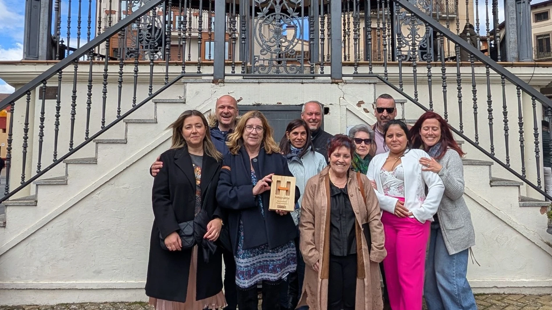 La alcaldesa de Pradoluengo, Susana María Díez, junto a la nueva familia instalada en el municipio