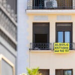 Cartel que anuncia alquiler de estudio en Madrid.