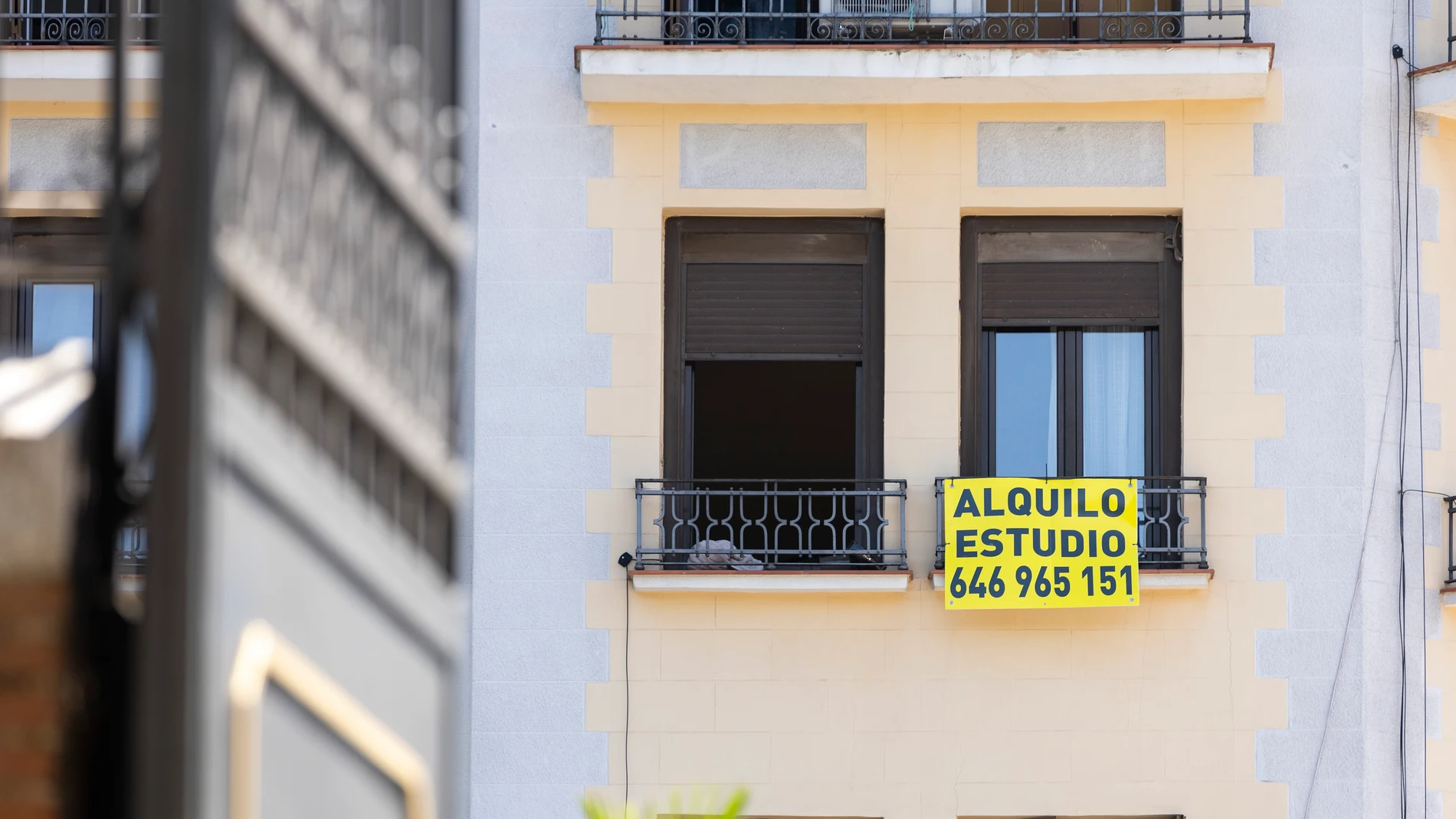 Cartel que anuncia alquiler de estudio en Madrid.