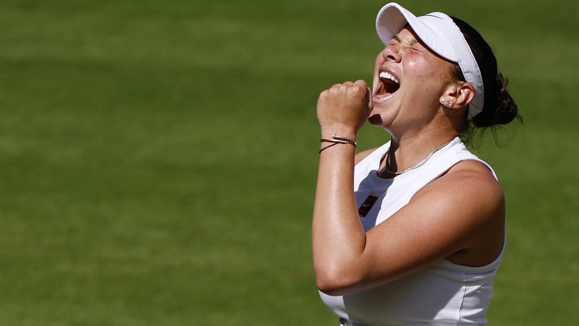 Wimbledon (United Kingdom), 10/07/2025.- Amanda Anisimova of the USA celebrates a point during the Women's Singles semi-finals match against Aryna Sabalenka of Belarus at the Wimbledon Championships, Wimbledon, Britain, 10 July 2025. (Tenis, Bielorrusia, Reino Unido) EFE/EPA/TOLGA AKMEN EDITORIAL USE ONLY