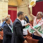 Trabajadores del Centro de Salud de Cazorla protestan durante la sesión de control en el pleno del Parlamento andaluz