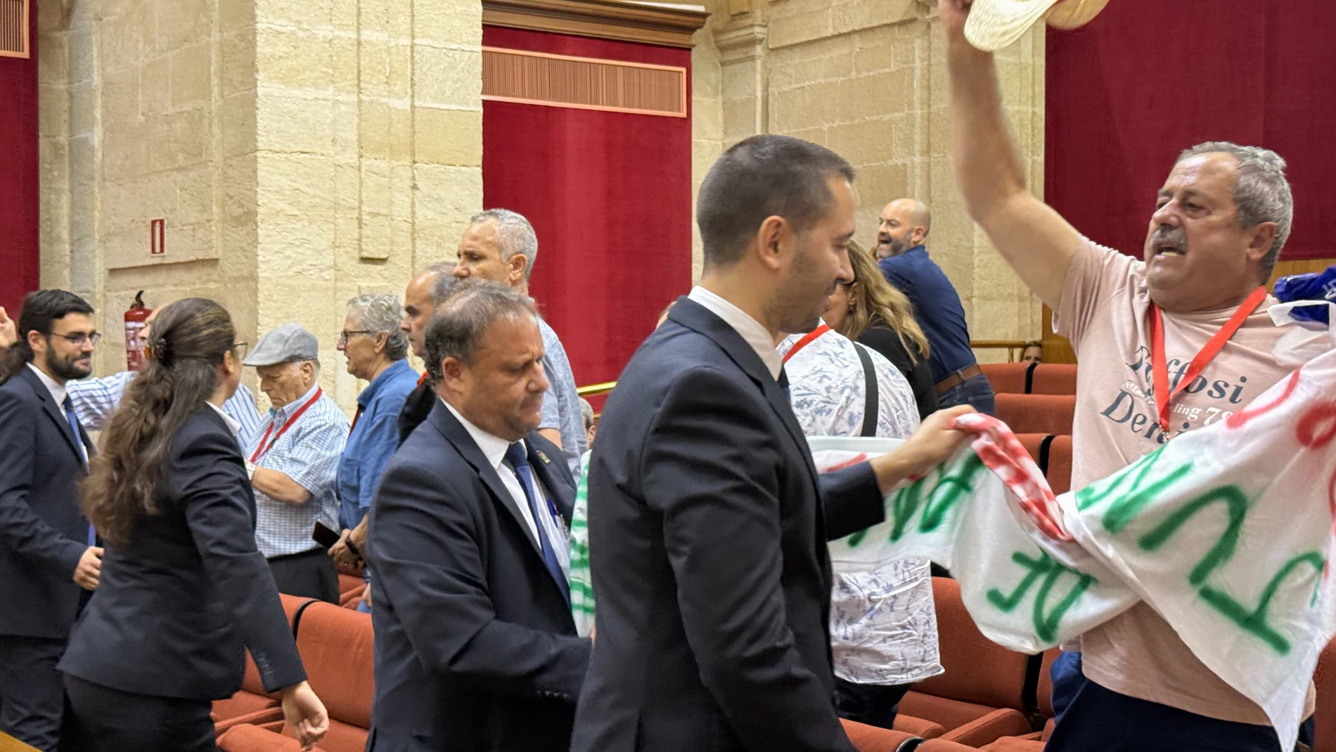 Trabajadores del Centro de Salud de Cazorla protestan durante la sesión de control en el pleno del Parlamento andaluz. A 10 de julio de 2025, en Sevilla (Andalucía, España). Segunda jornada de Pleno, con Sesión de Control al Gobierno y preguntas de los grupos parlamentarios al presidente de la Junta de Andalucía.10 JULIO 2025María José López / Europa Press10/07/2025