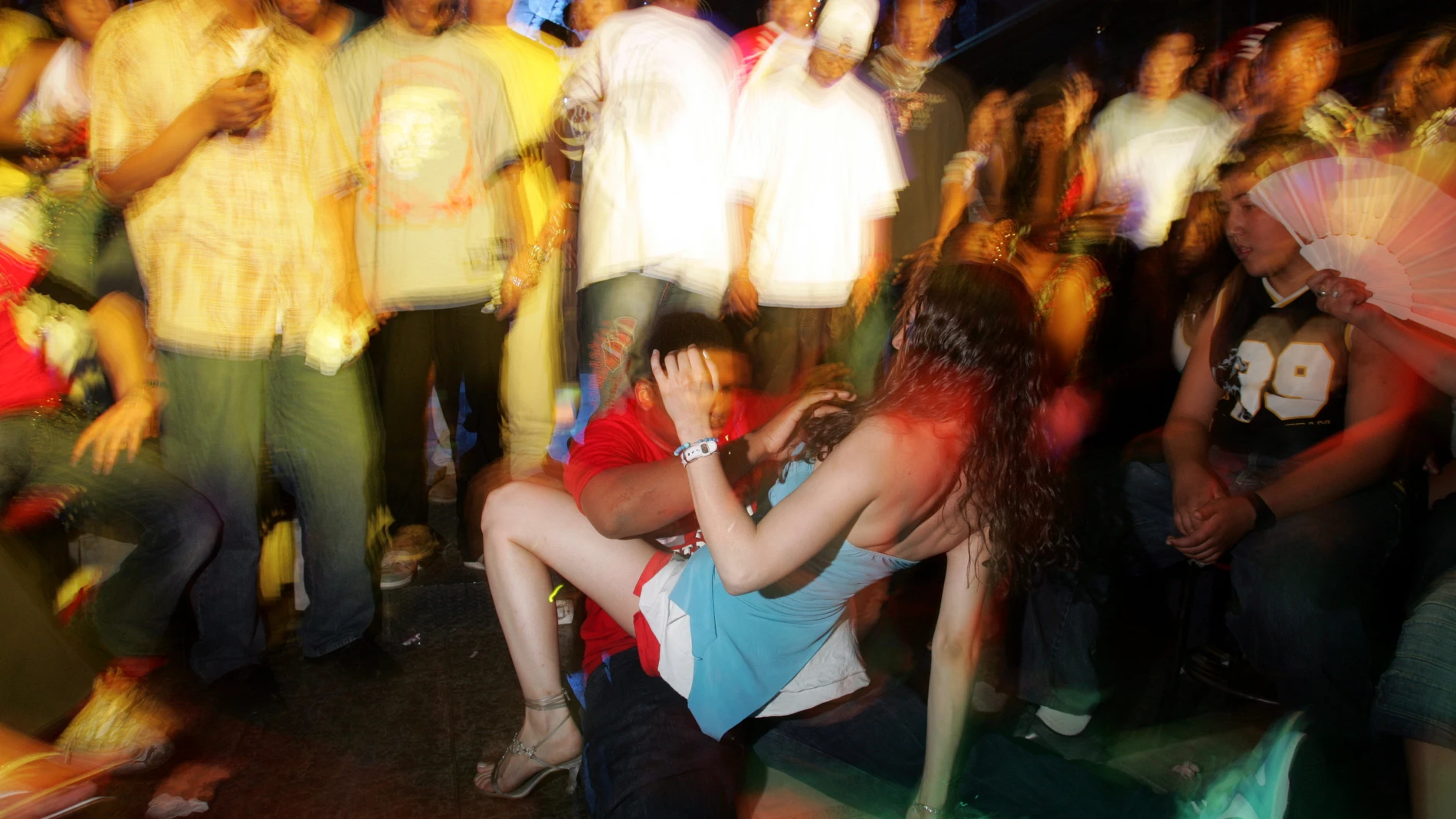 Una escena de baile en un club de reguetón en Madrid