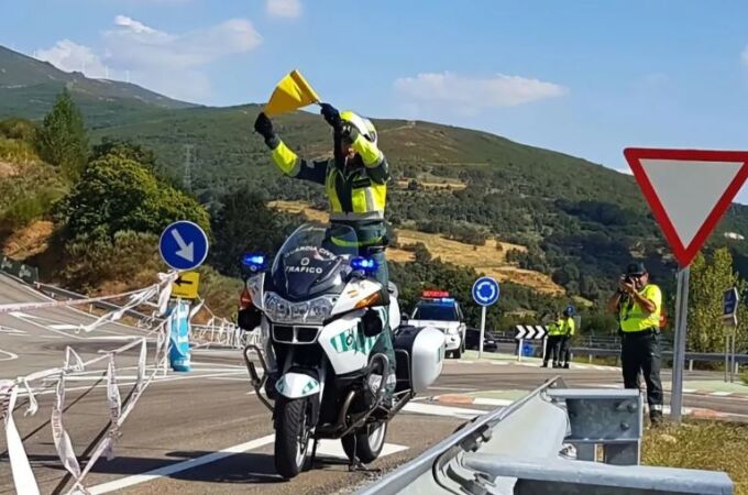 ¿Qué significa que la Guardia Civil te saque un banderín amarillo en la carretera?