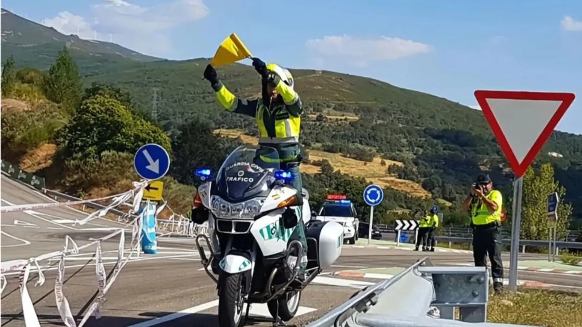 ¿Qué significa que la Guardia Civil te saque un banderín amarillo en la carretera?